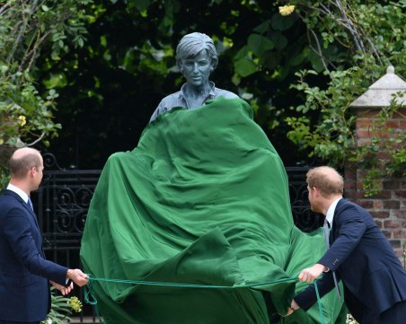 Майчината любов е по-силна: Уилям и Хари заедно откриха статуята на принцеса Даяна