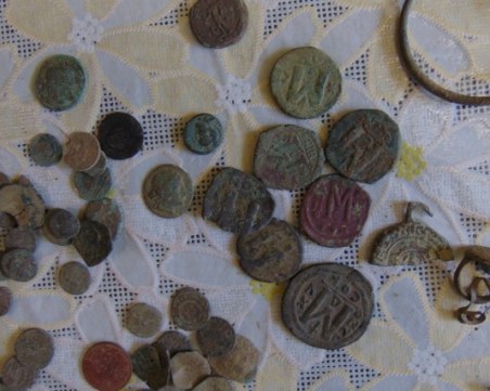Откриха над 700 старинни монети в къща край Ямбол, има задържан