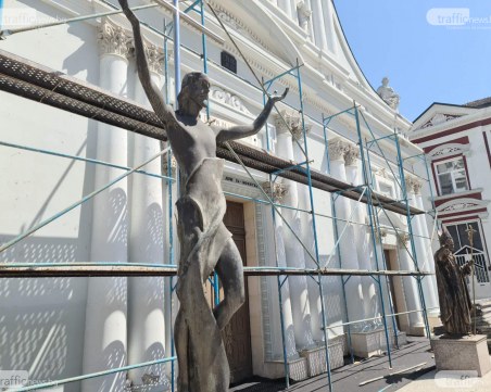 Спряха със заповед незаконното облицоване на храм