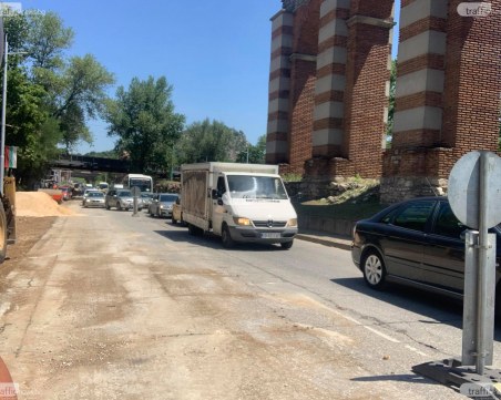 Временно спират движението по част от бул. 