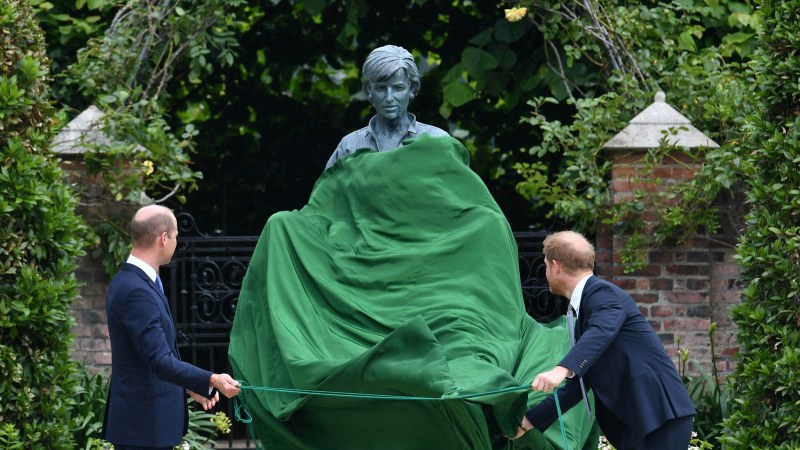 Майчината любов е по-силна: Уилям и Хари заедно откриха статуята на принцеса Даяна
