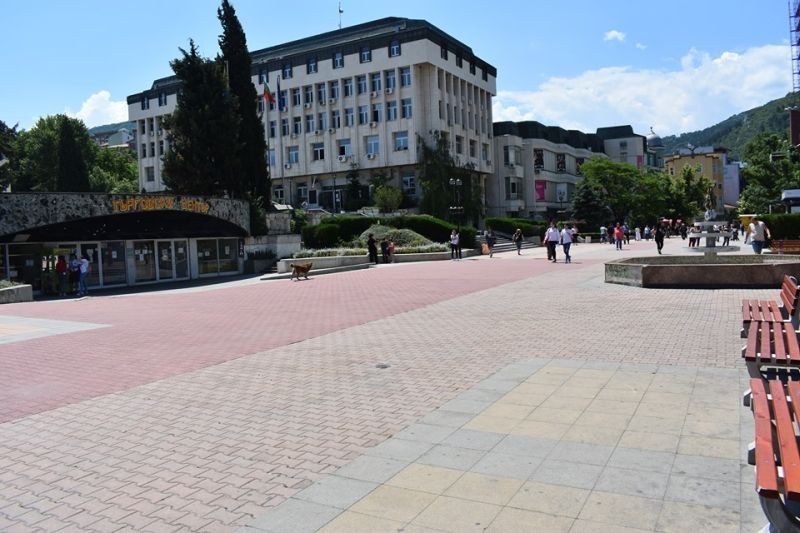 Недоволни граждани в Асеновград искат оставки на общинари заради презастрояването