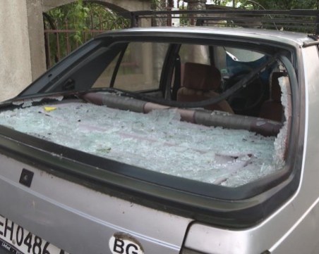 Градушката в Червен бряг е падала със 100 км/час, над 500 коли с щети