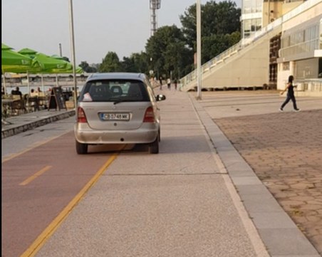 Шофьор на мерцедес обърка Гребната база с булевард