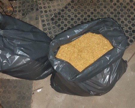 Удар срещу контрабандата в Пловдив! Арестуваха майка и дъщеря, пласирали цигари в Шекера