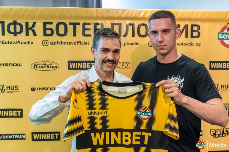 Ботев подписа първи договор с вратар