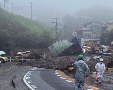 Близо 20 души изчезнаха след свлачище в Япония
