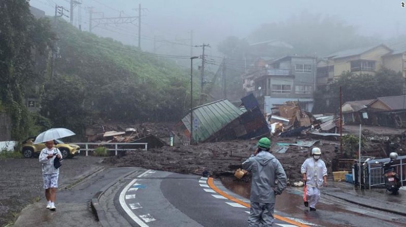 Близо 20 души изчезнаха след свлачище в Япония
