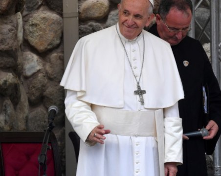 Приеха в болница Папа Франциск за операция