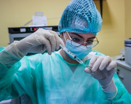 Здравни работници в Италия оспорват изискването да се ваксинират