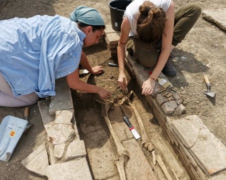 Четири погребения, фрагменти от стенописи и оловен печат откриха археолози в Пловдив