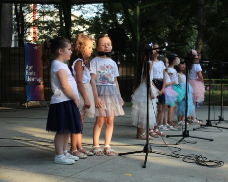 Деца и младежи изнесоха прекрасен концерт в парк 