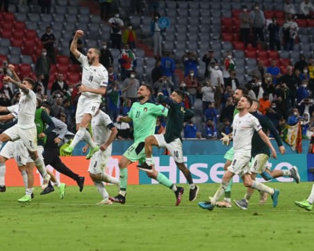 Първият финалист на Евро 2020 става ясен днес