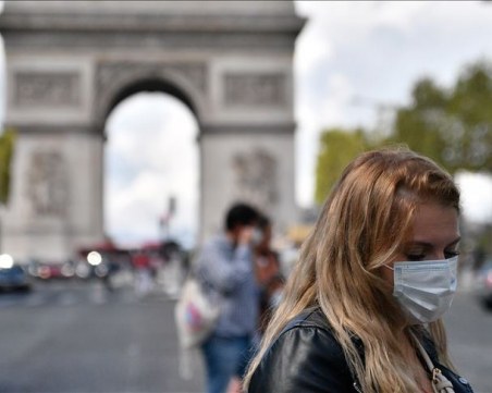 Започва ваксинация и на плажовете във Франция