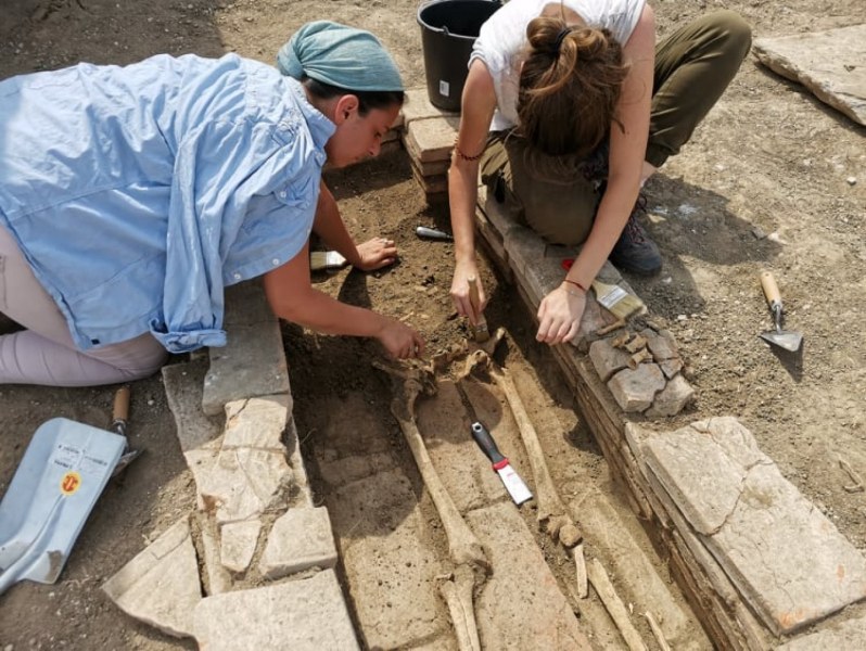 Четири погребения, фрагменти от стенописи и оловен печат откриха археолози в Пловдив