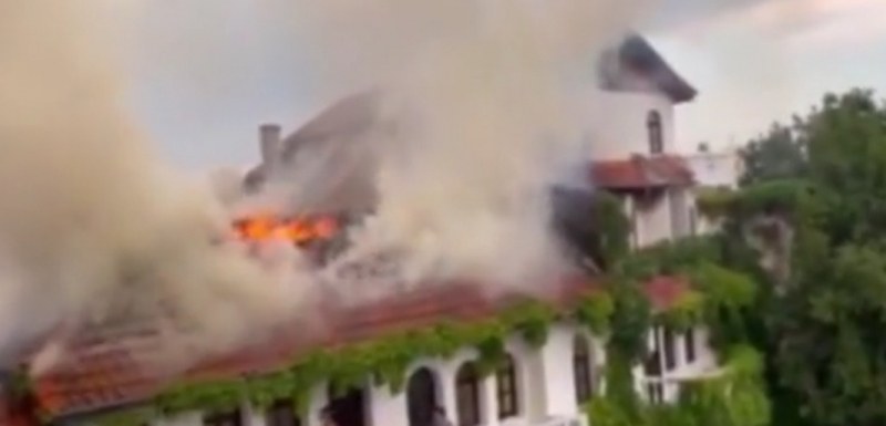 Гори хотел край Созопол, евакуираха посетителите