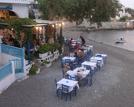 Рестрикции в заведенията в Гърция заради ръста на заразените, ограничават местата в тях