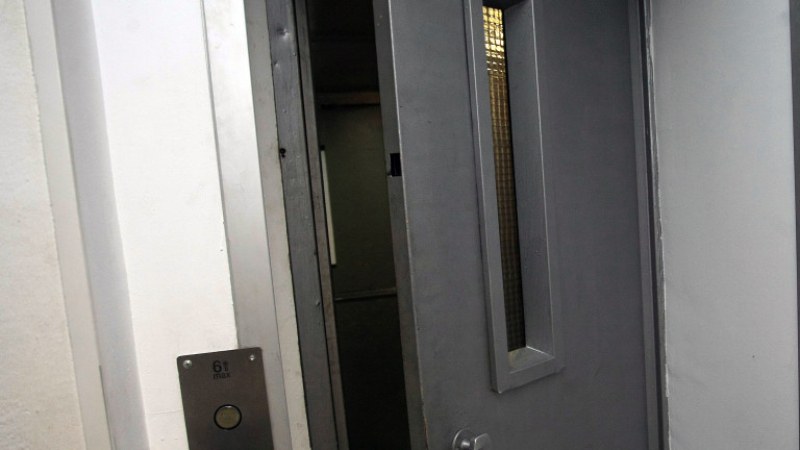 23-годишно момче почина, затиснато от хладилник в асансьор