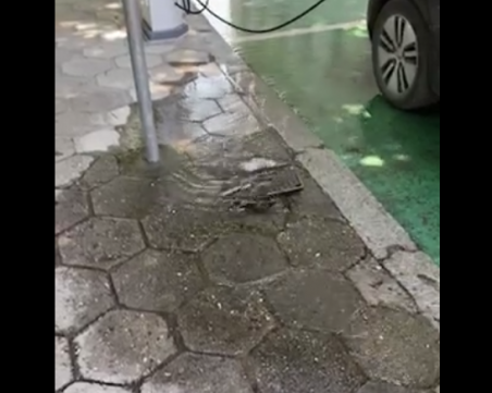 Вода бликна до елстанция за зареждане на автомобили в Пловдив
