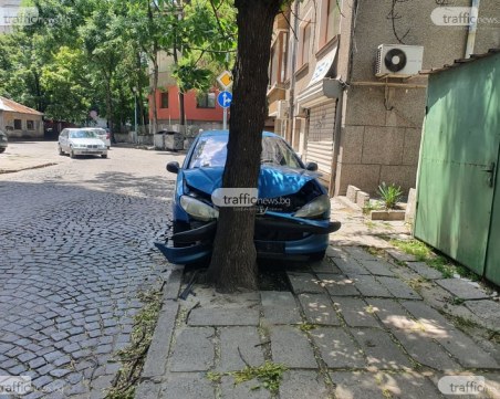 Жената, врязала посред нощ пежото си в дърво в центъра, отказала тестове за дрога и алкохол