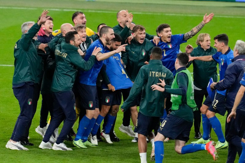 Италианските национали подкрепиха контузения Спинацола след класирането на финала