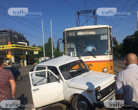 Трамвай блъсна пловдивски джип в София