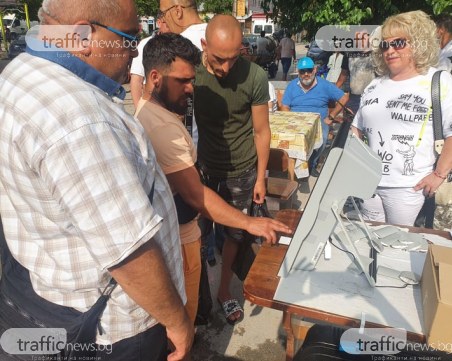 В Столипиново се редят на опашка, за да гласуват пробно с машините за вота