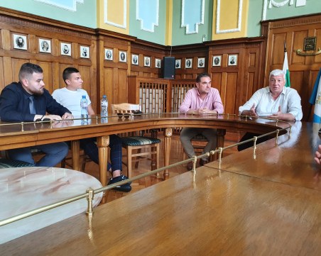 Зико обеща същата сума за Локо Пловдив, която ще дадат на Ботев за седалките и терена