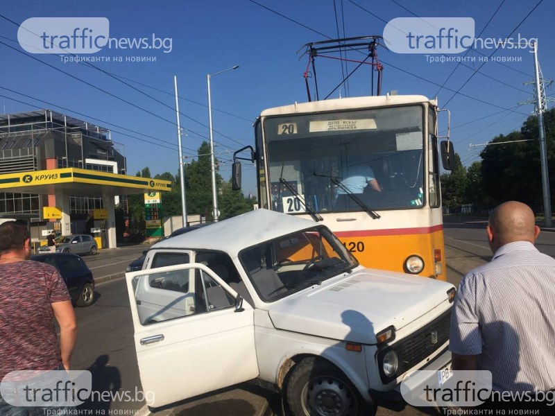 Трамвай блъсна пловдивски джип в София