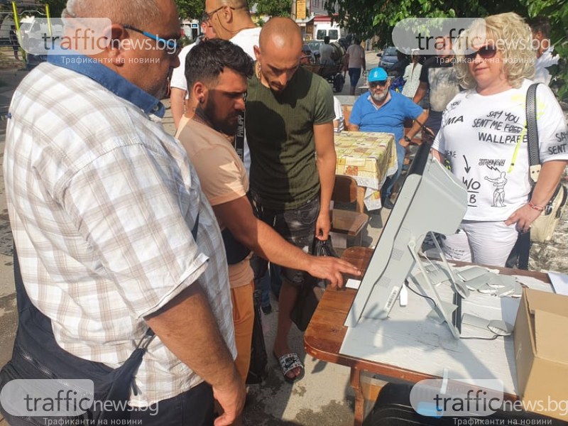В Столипиново се редят на опашка, за да гласуват пробно с машините за вота