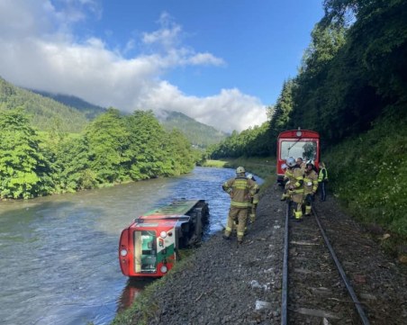 Влак дерайлира в Австрия, ранени са 17 ученици
