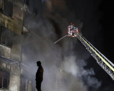 Арестуваха собственика на фабриката в Бангладеш, в който при пожар загинаха 52-ма души