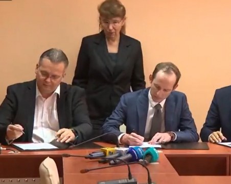 Кирил Петков и Next.e.GO подписаха договора за електромобили в България