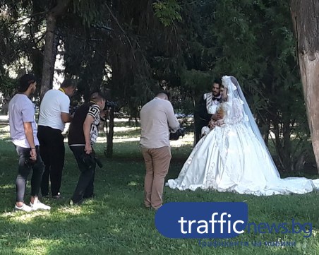 Младоженци, облечени като принц и принцеса, приковаха погледите на пловдивчани