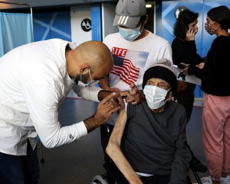 Имунизират с трета доза възрастни хора в Израел