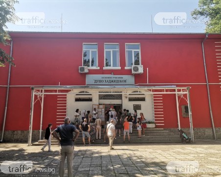 Изключиха машина за гласуване заради зарядно за телефон в училище в Пловдив