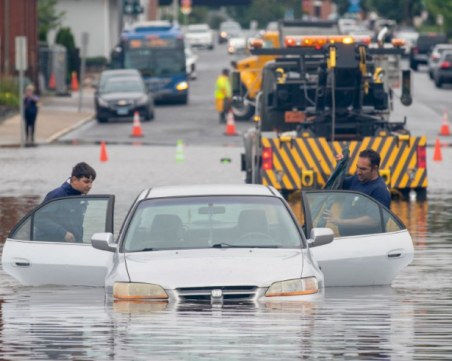 Ню Йорк, засегнат от буря: Изкоренени дървета и наводнени улици