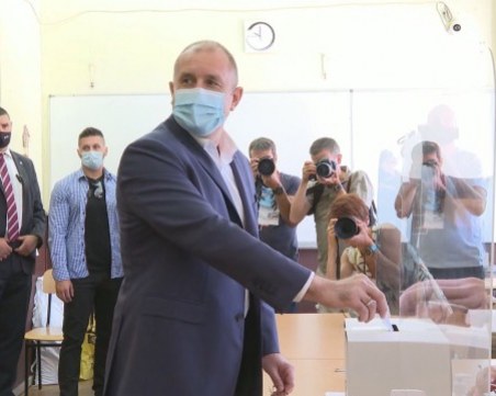 Радев: Гласувам за България, в която младите имат бъдеще