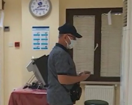 Вотът в Турция: Мъж се опита да гласува с… климатика