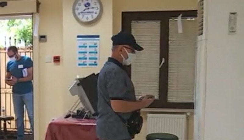 Вотът в Турция: Мъж се опита да гласува с… климатика
