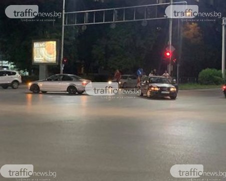 Две коли се удариха на голям пловдивски булевард
