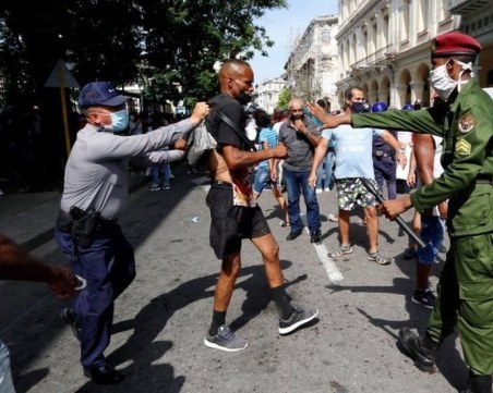 Хиляди по улиците в Куба, настояват за по-бърза ваксинация и 