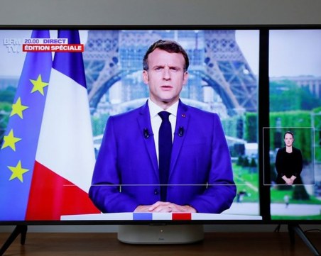 Макрон: Ваксинацията срещу COVID-19 става задължителна за всички в здравната сфера