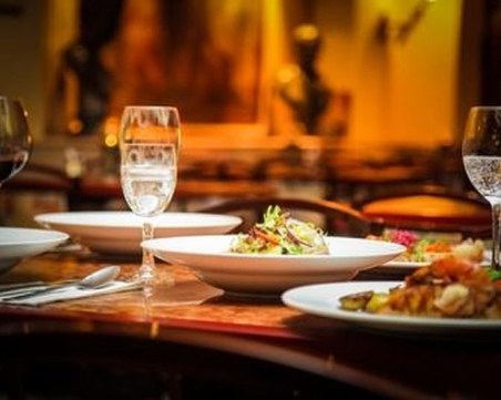 Обществените места на закрито в Гърция ще работят само за ваксинирани срещу COVID-19