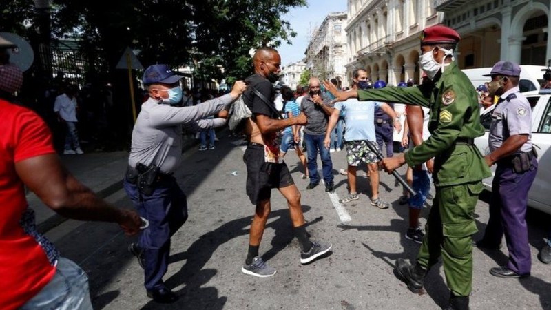 Хиляди по улиците в Куба, настояват за по-бърза ваксинация и