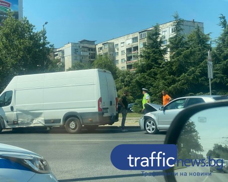 Бус и кола се сблъскаха в Пловдив, затруднено е движението на 