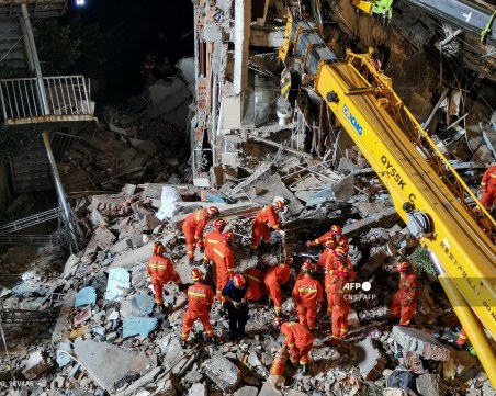 Хотел се срути в Китай, най-малко осем души са загинали