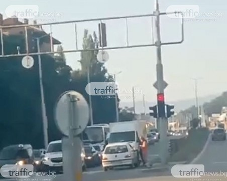 Кола отнесе кран и се заби в насрещното в Пловдив, патрула я подмина