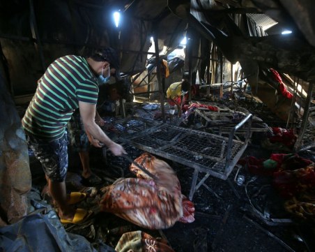 Пожар в COVID отделение в Ирак уби 50 души, хората излязоха на протест