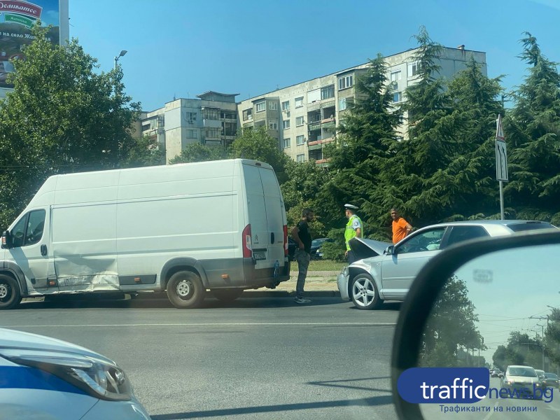 Бус и кола се сблъскаха в Пловдив, затруднено е движението на 